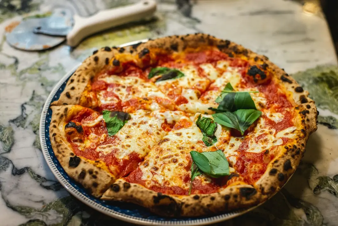 Frisch gebackene Pizza aus dem Steinofen